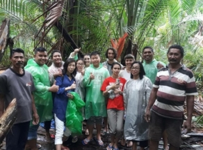 Kunjungan ke Pantai Rutong untuk melihat Tanaman Mangrove dan ke Tempat Pengolahan Sagu Mentah (1)