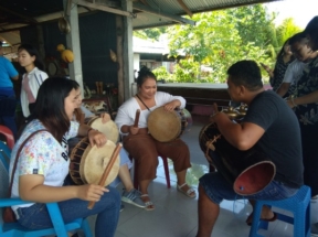 Latihan Musik Tradisional Totobuang, Tifa, dan Ukulele di Sanggar Boiratan Desa Amahusu (2)