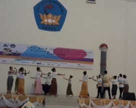 Persembahan Lagu “Nusaniwe” dari Peserta BIPA Plus sambil memainkan musik ukulele dan tifa, serta penampilan tarian khas Thailand dan Maluku dalam Acara Education EXPO Universitas Pattimura (2)