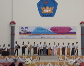 Persembahan Lagu “Nusaniwe” dari Peserta BIPA Plus sambil memainkan musik ukulele dan tifa, serta penampilan tarian khas Thailand dan Maluku dalam Acara Education EXPO Universitas Pattimura