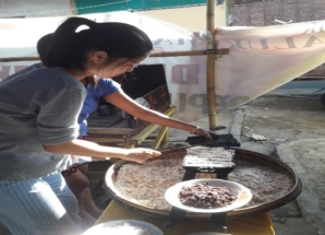 Praktik Memasak Sagu Gula, di Sanggar Boiratan Desa Amahusu