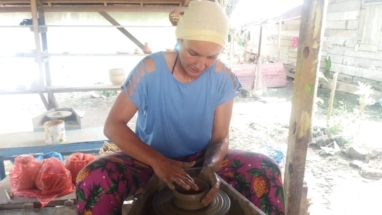 Praktik Pembuatan Sempe oleh peserta Darmasiswa RI di Desa Ouw Saparua 2