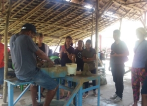 Praktik Pembuatan Sempe oleh peserta Darmasiswa RI di Desa Ouw Saparua