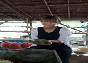 Praktik Pembuatan Sempe oleh peserta Darmasiswa RI di Desa Ouw Saparua 3